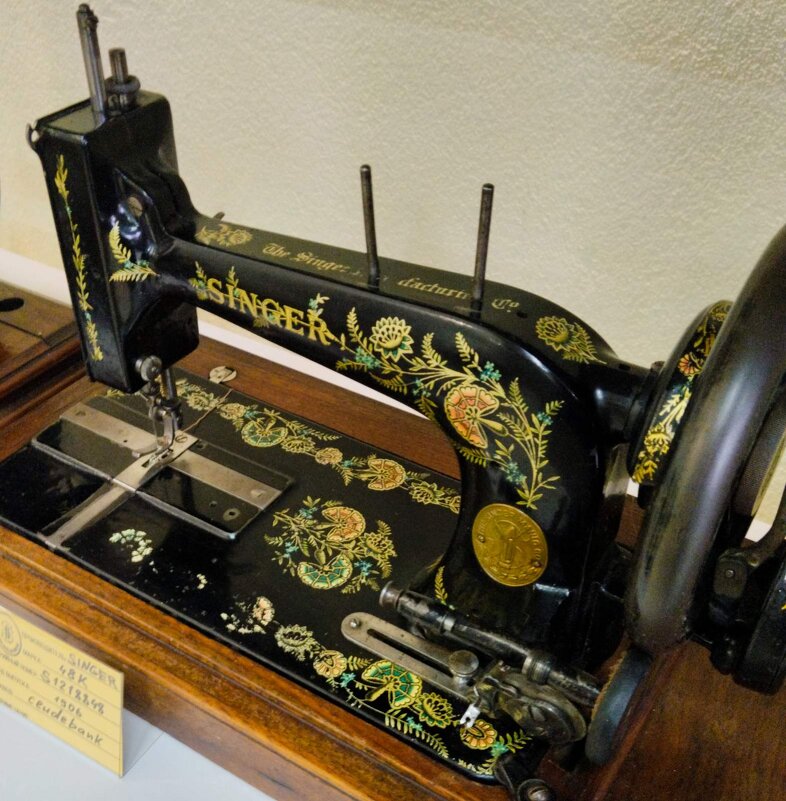 Выставка швейных машинок (экспонат) - Галина Бобкина Выставка швейных машинок (экспонат) - Галина Бобкина