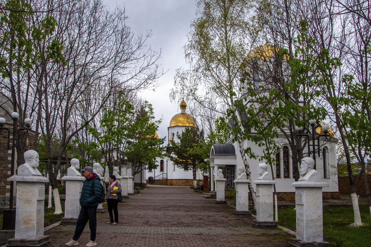 Храмовый комплекс Петра и Павла.. Аллея древних мыслителей - Gen 