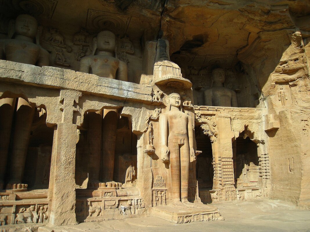 Статуи тиртханкары в пещерах Сиддхачал, Индия. - unix (Илья Утропов)