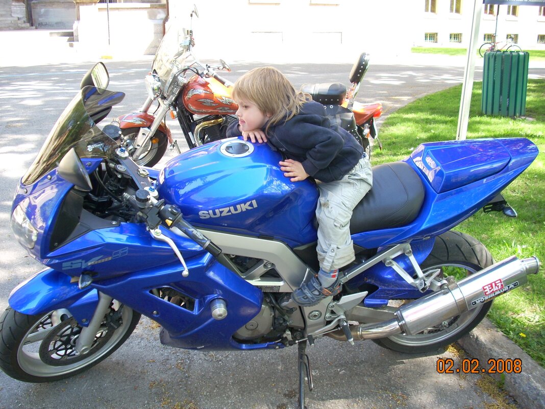 Не-ет , задумался он, надо малеха подрасти...:) - Валерий Кокорев