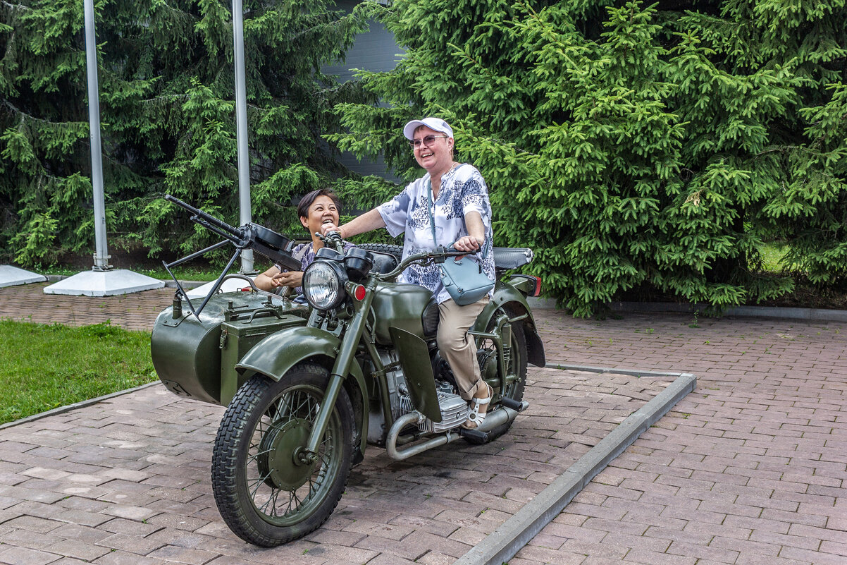 Эх, прокачу! (гостья из Китая попросила сделать фото с моей женой на память). - Михаил "Skipper"