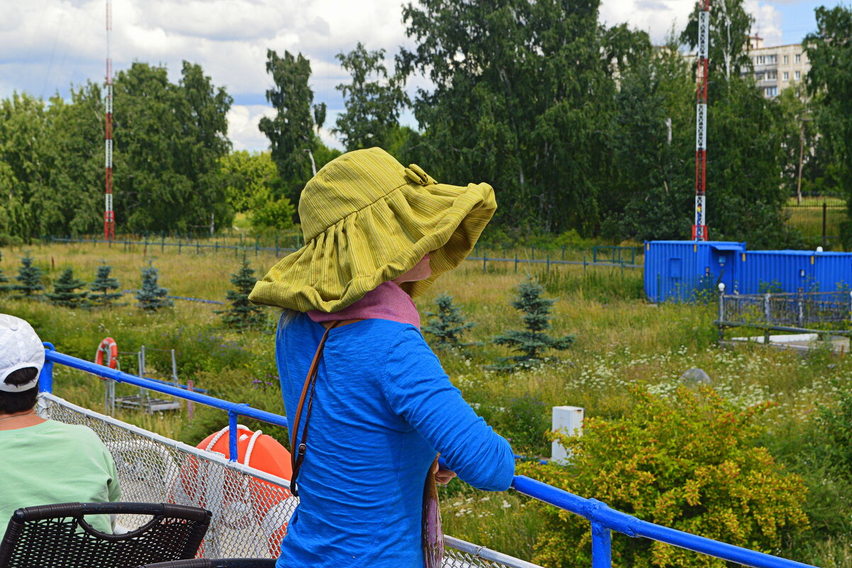 Шляпки бывают разные (на теплоходе) - Татьяна Лютаева Шляпки бывают разные (на теплоходе) - Татьяна Лютаева