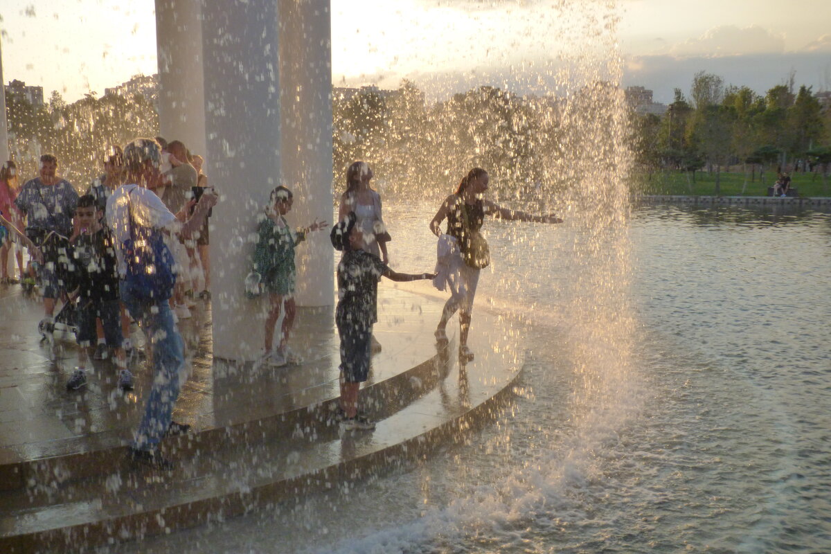 " На фоне брызг ,снимается семейство." - Alexey YakovLev