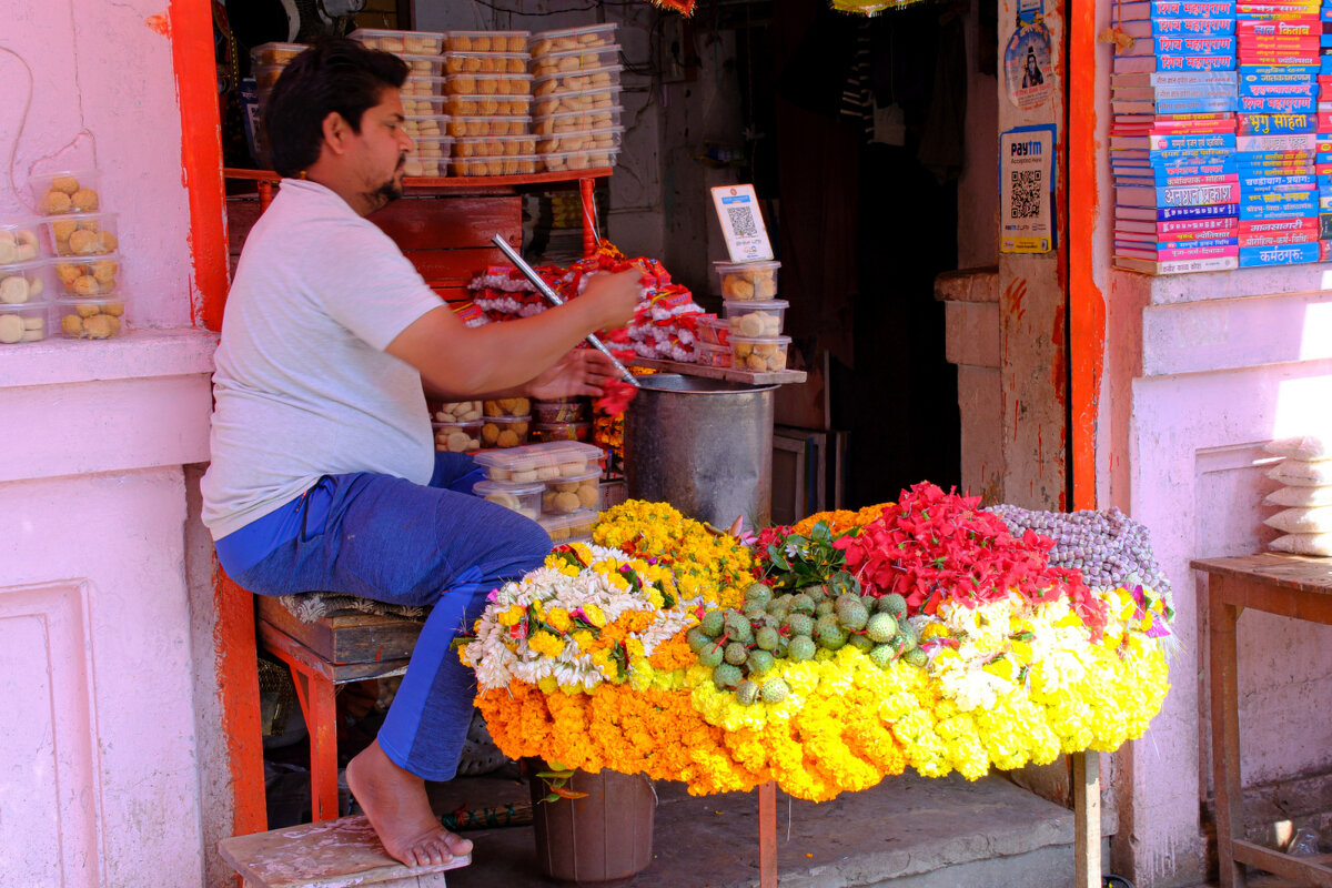 Продажа цветов передщ храмом - Георгий А