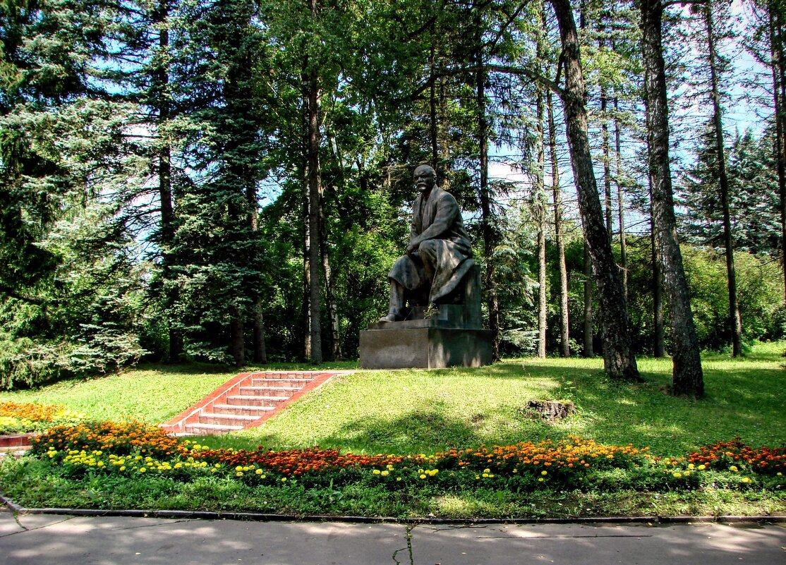 Сидячий Ленин... - Анатолий Колосов