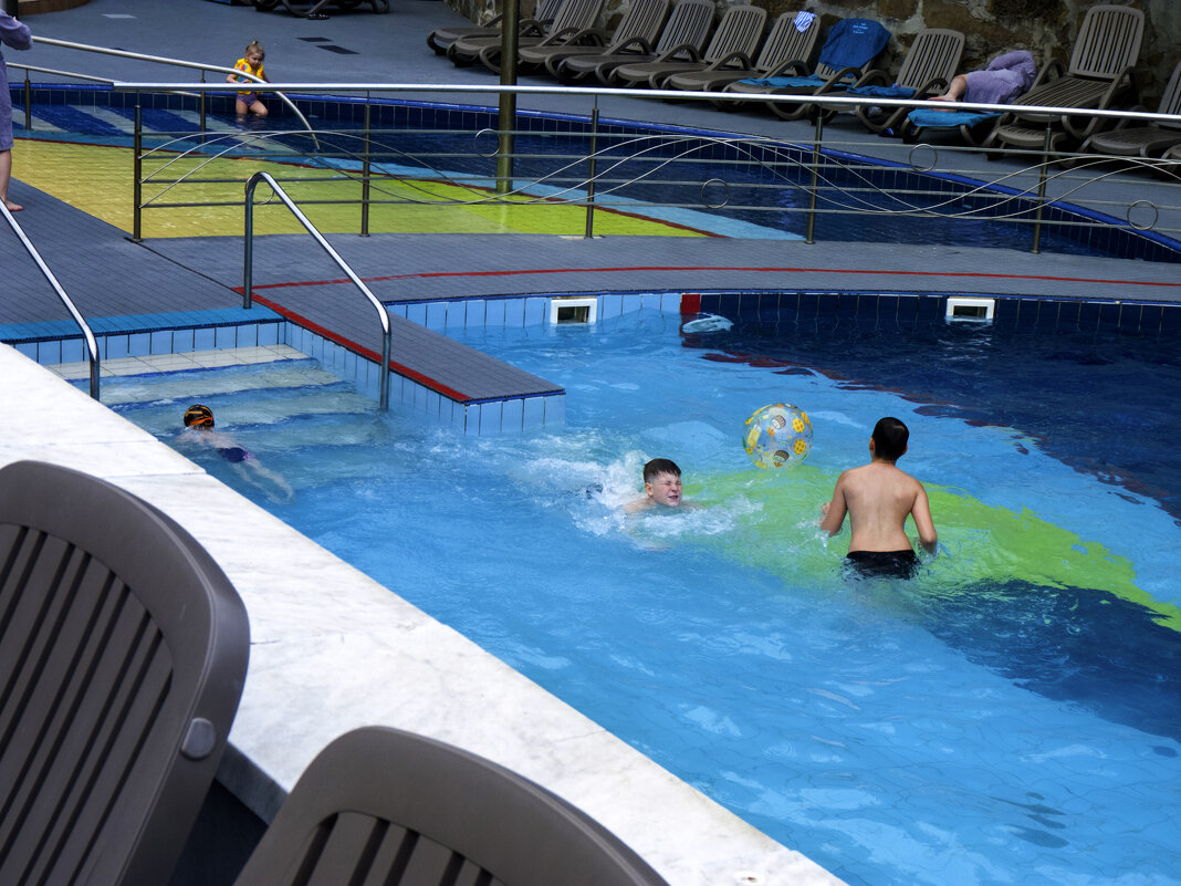 Бассейн с подогревом - Валентин Семчишин