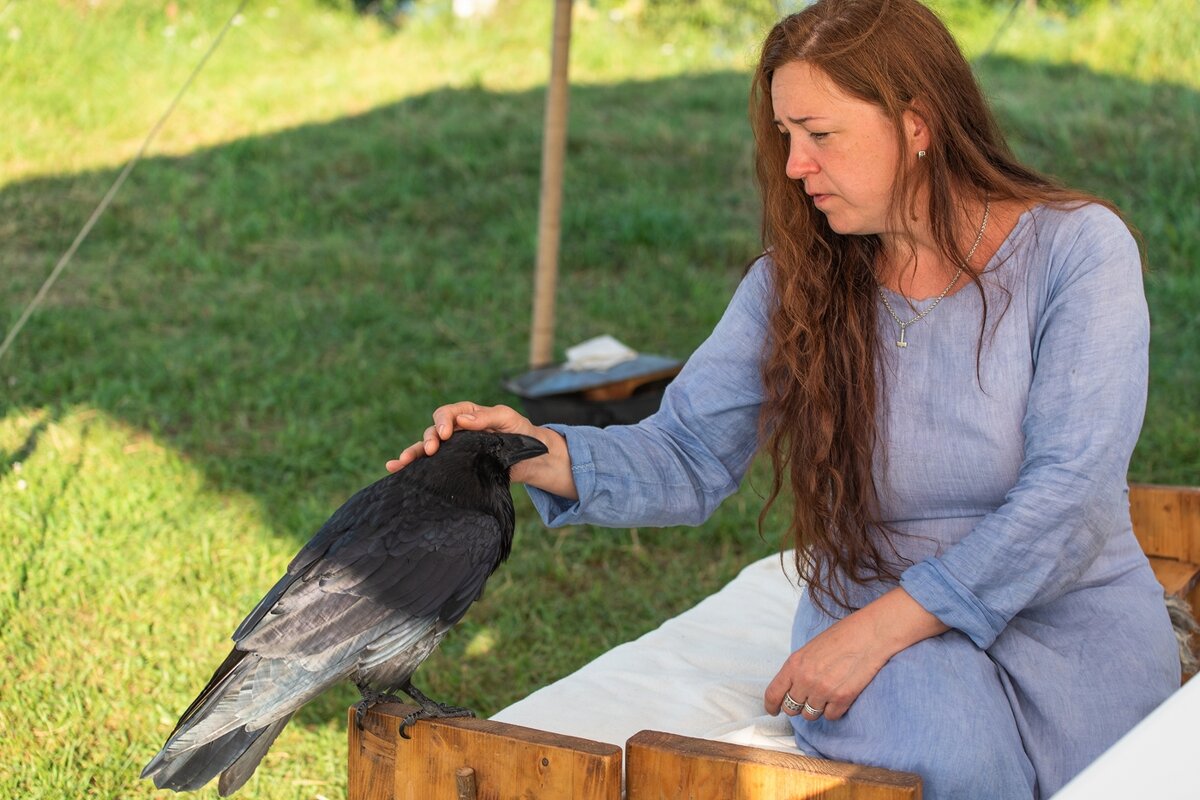 Кари Ликонски и ворон Карстен. - Виктор Евстратов Кари Ликонски и ворон Карстен. - Виктор Евстратов