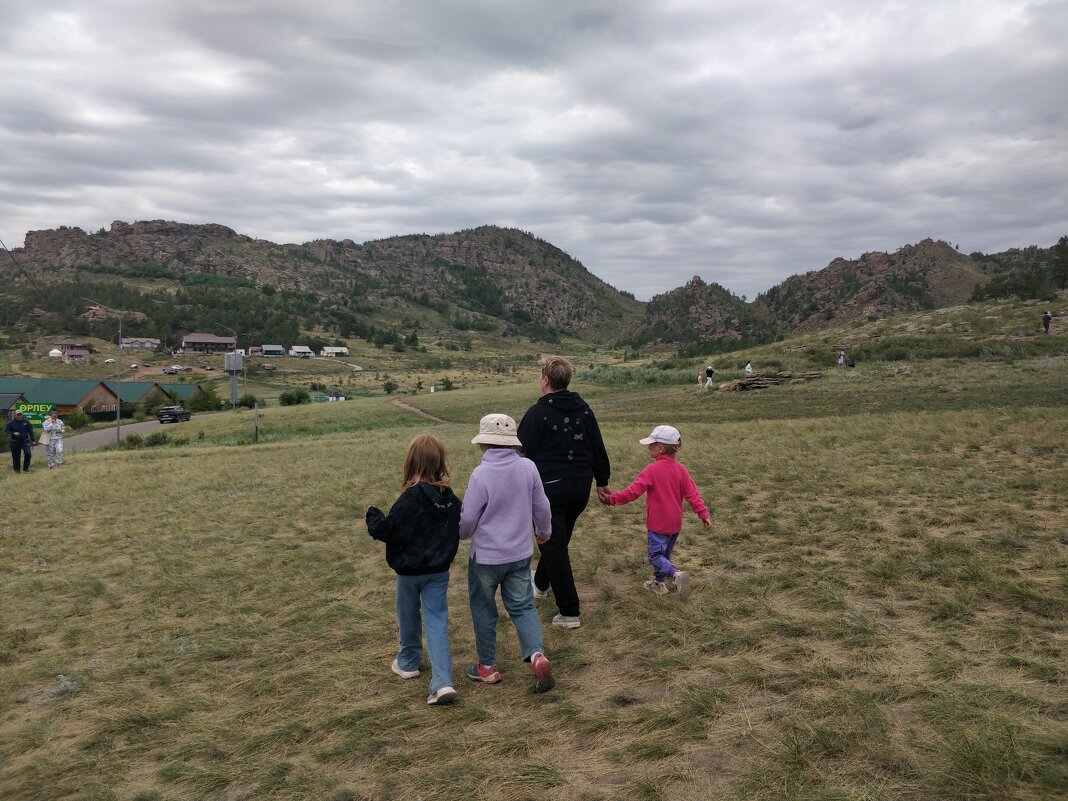 Идут девчонки - Андрей Хлопонин Идут девчонки - Андрей Хлопонин