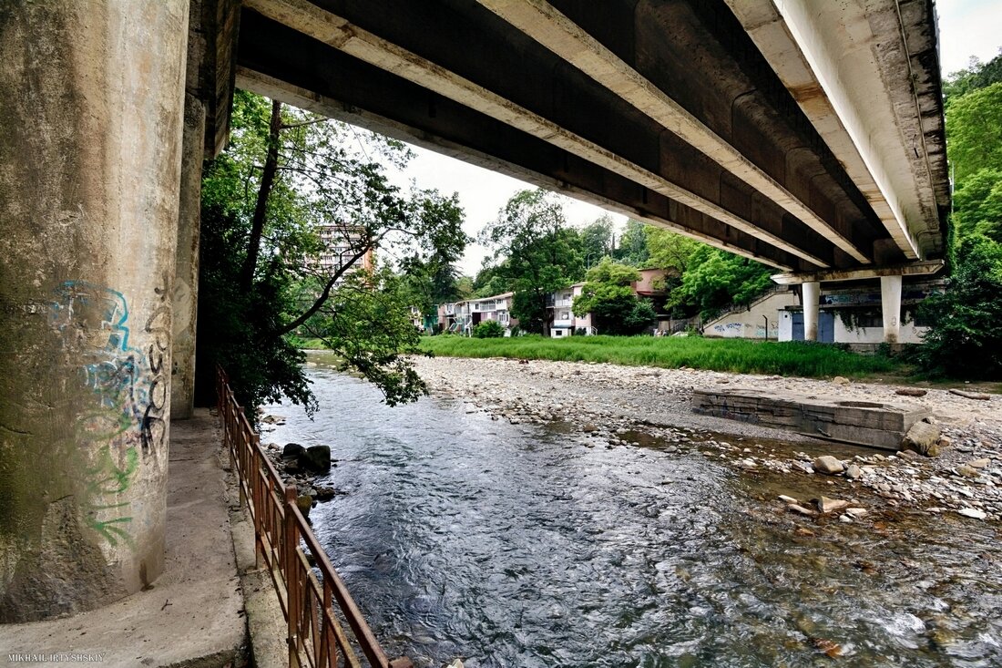 Под мостом. Река Хоста - Mikhail Irtyshskiy