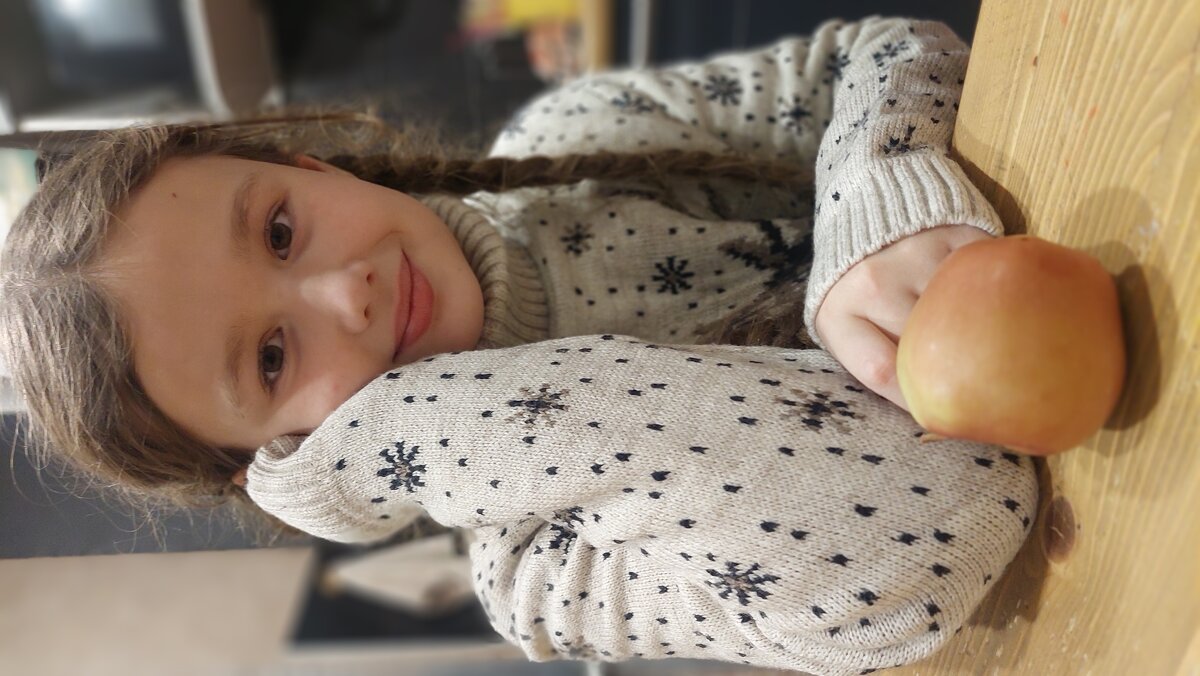 девочка с яблоком - Артём 