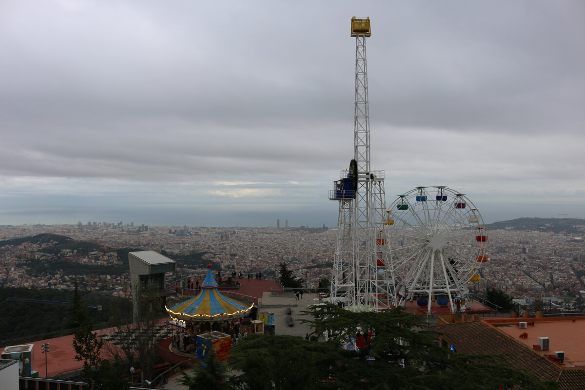 Вид на парк аттракционов и Барселону с собора Святого Сердца - Ольга Вид на парк аттракционов и Барселону с собора Святого Сердца - Ольга