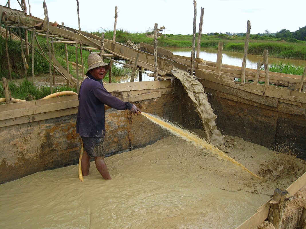 Добыча драгоценных камней и алмазов в Индонезии. - unix (Илья Утропов) Добыча драгоценных камней и алмазов в Индонезии. - unix (Илья Утропов)