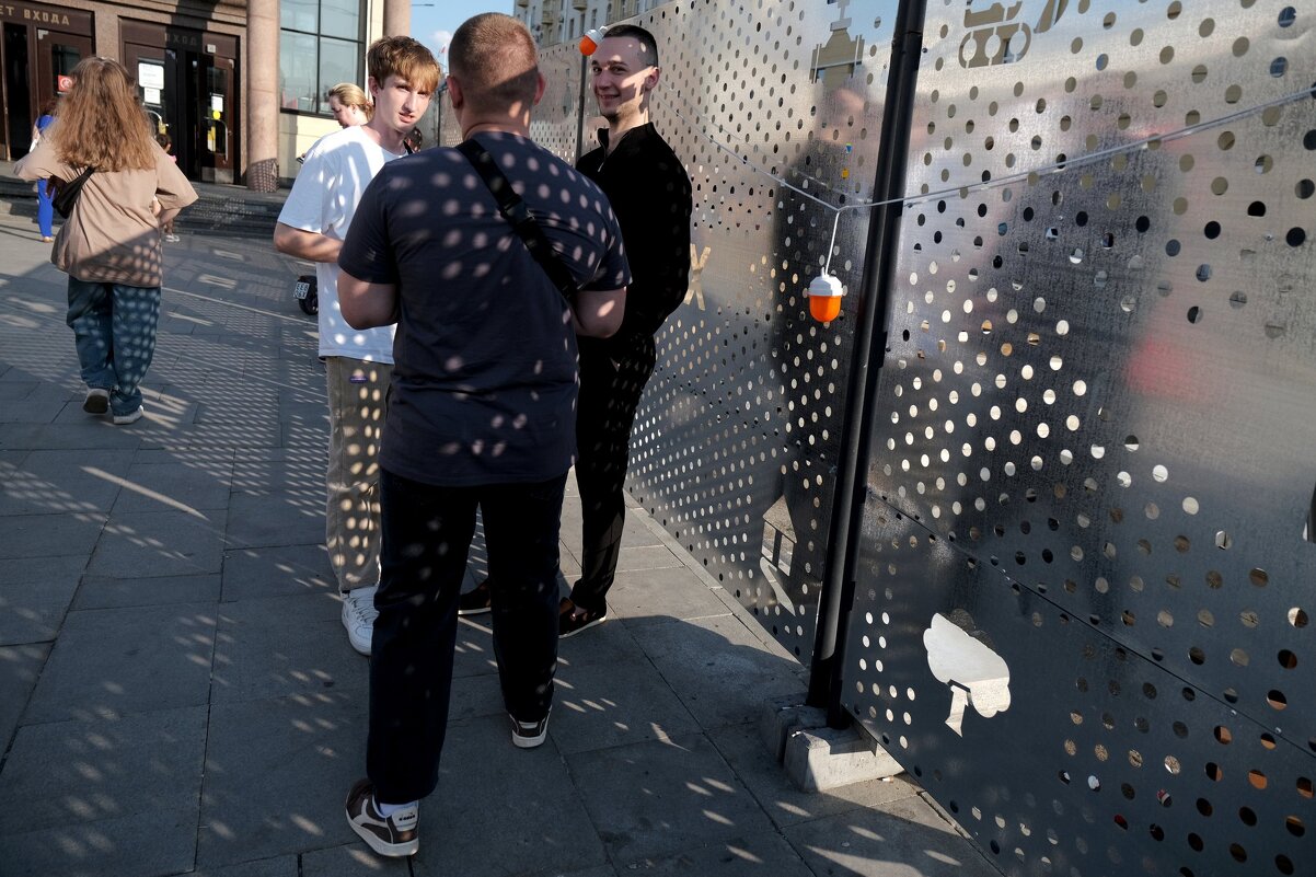 У метро - Сергей Золотавин У метро - Сергей Золотавин