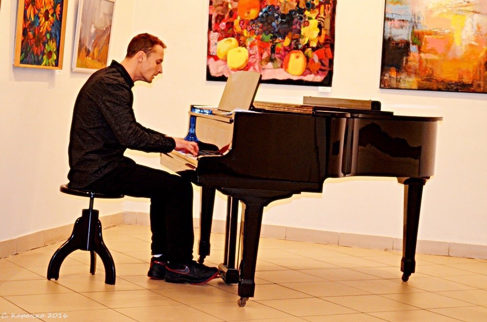 Вернісаж звучить мелодія - Степан Карачко Вернісаж звучить мелодія - Степан Карачко