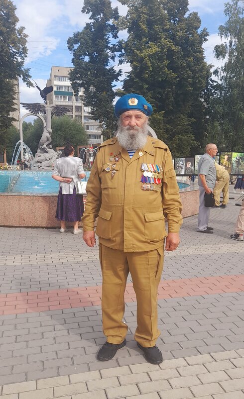 Один из первых воинов ВДВ в городе Бердск . - Мила Бовкун Один из первых воинов ВДВ в городе Бердск . - Мила Бовкун