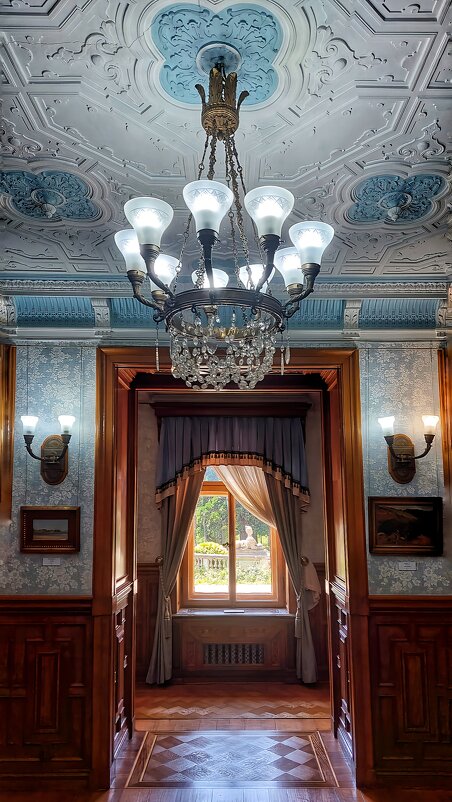 Внутри Массандровского дворца - Оксана Н. Внутри Массандровского дворца - Оксана Н.