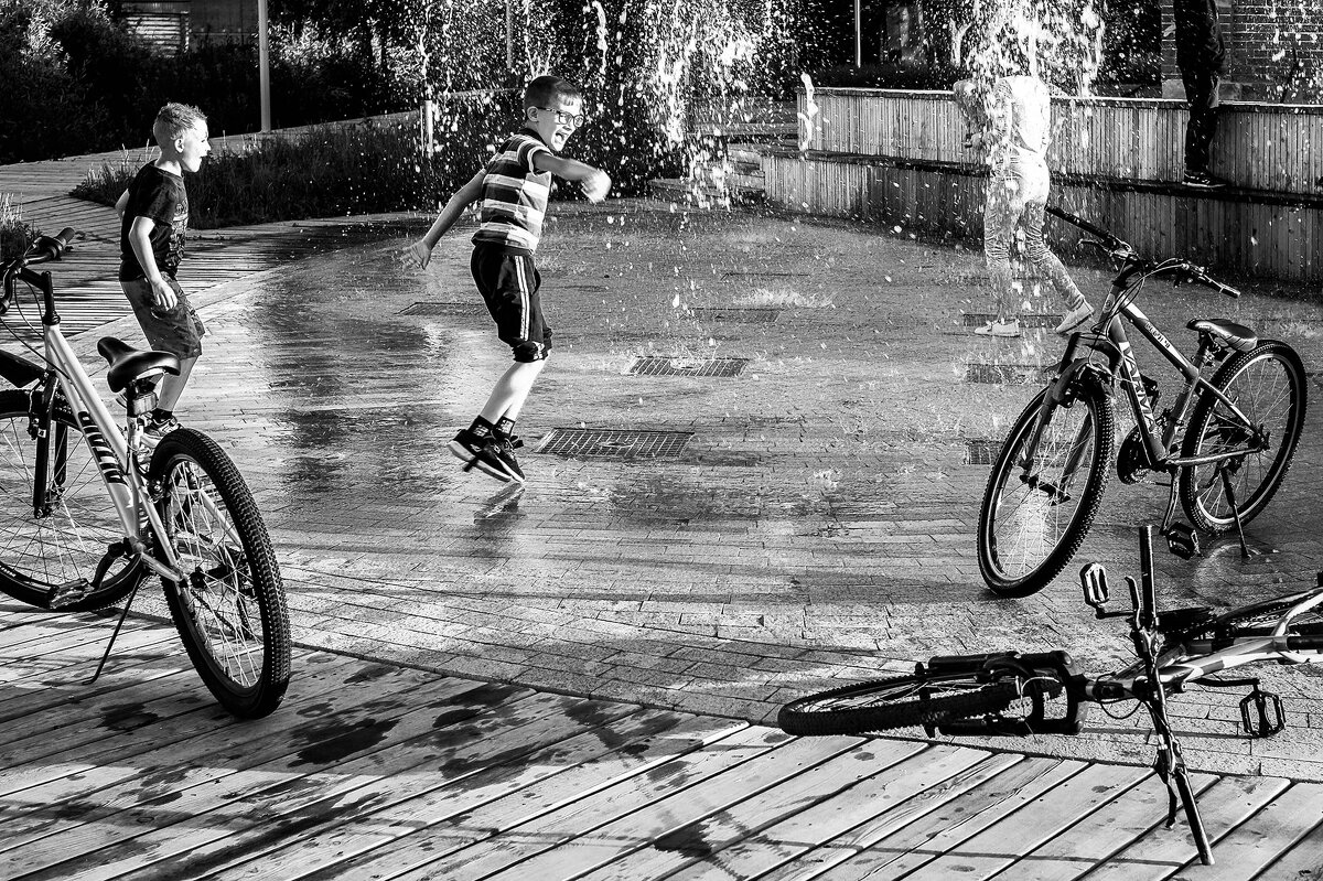 У фонтана... - Влад Никишин