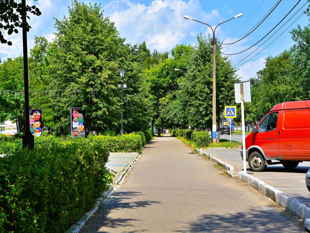 Алатырь. Аллея улицы Московской летом. - Пётр Чернега Алатырь. Аллея улицы Московской летом. - Пётр Чернега