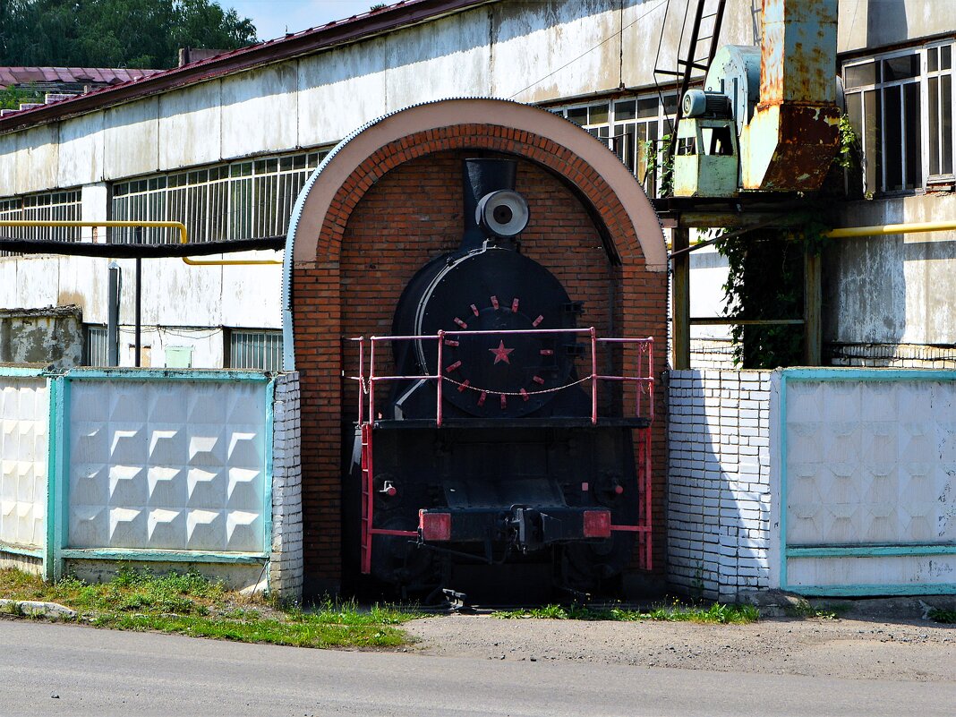 Алатырь. Фрагмент паровоза серии "Э" в арке. - Пётр Чернега Алатырь. Фрагмент паровоза серии "Э" в арке. - Пётр Чернега