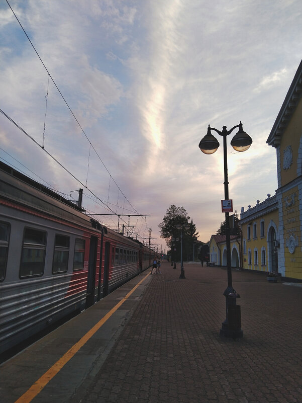 На перроне - Роман никандров