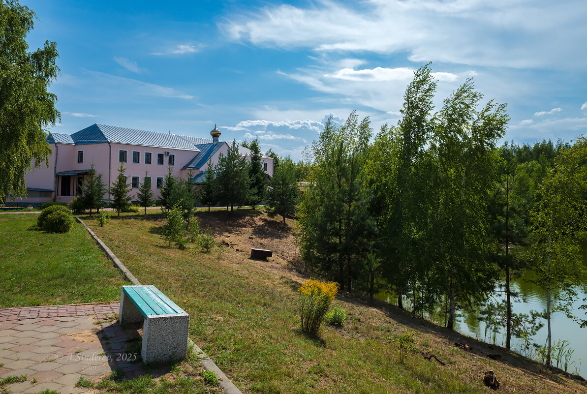 На территории церкви Всех Святых - Александр Синдерёв