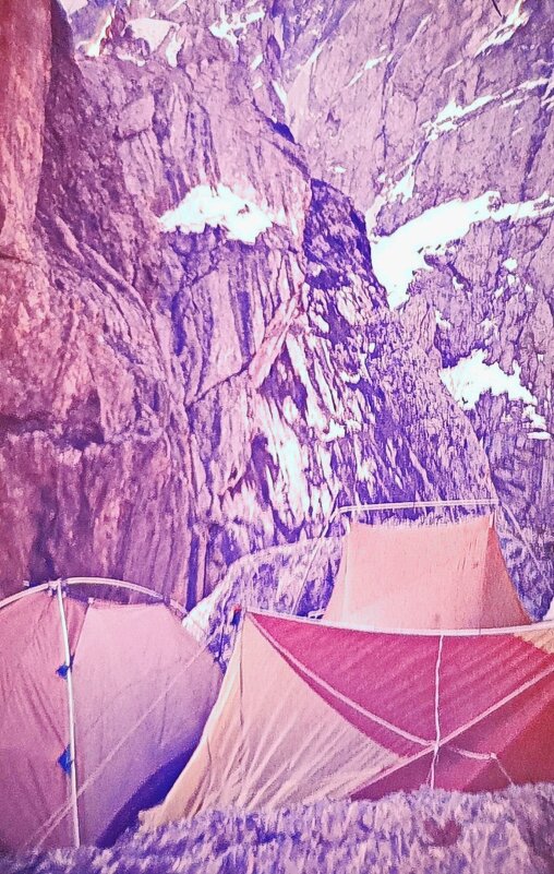 Палатки на скалах. - Георгиевич 