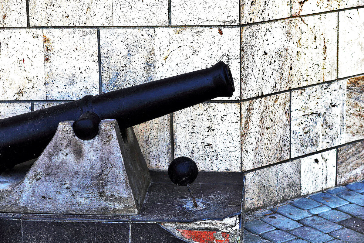 Возле Суворовского училища - Юрий Гайворонскiий Возле Суворовского училища - Юрий Гайворонскiий