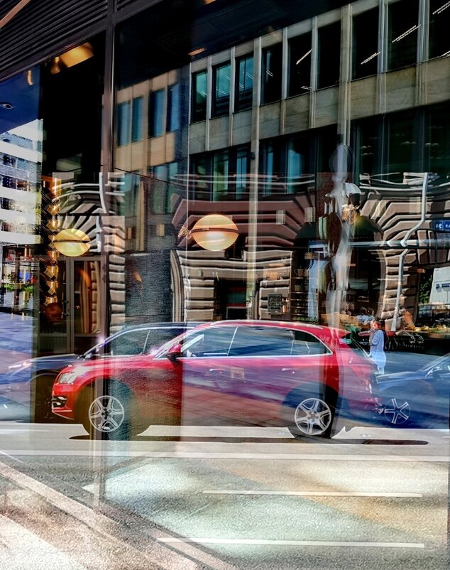 Москва. Тверская. Отражение. - Любимова Ольга 