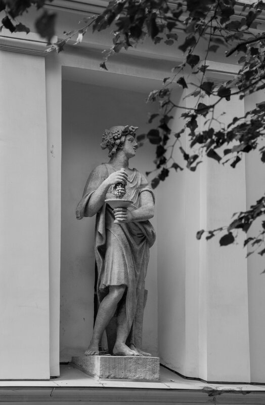 Статуя Вакха.Кухонный корпус на Елагином острове - Галина Бехметьева