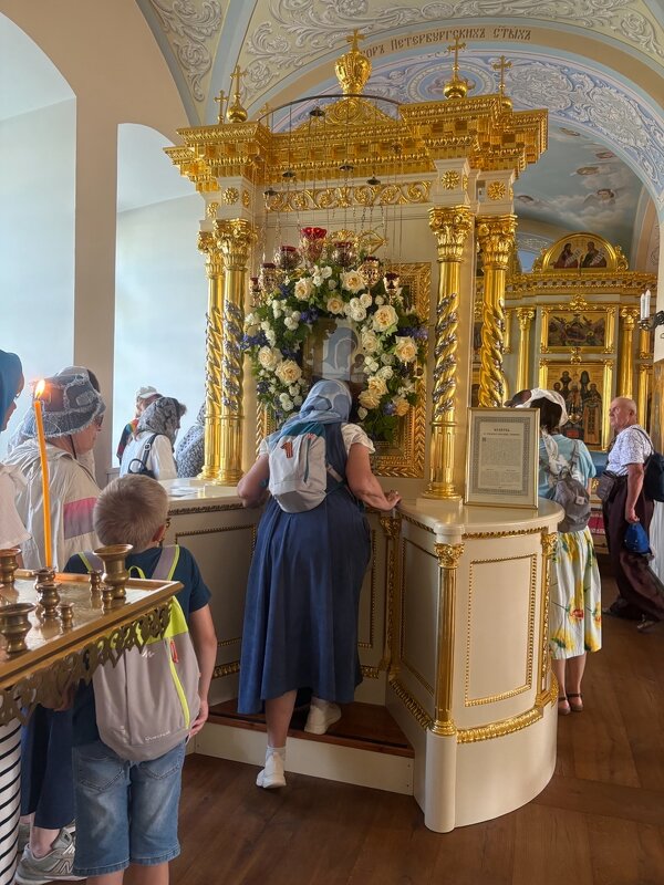 Паломники у иконы Коневской Божией Матери... - Наталия Павлова Паломники у иконы Коневской Божией Матери... - Наталия Павлова