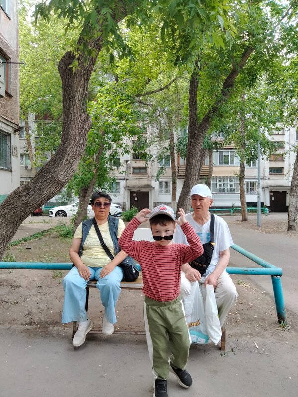 Старики и внук. - Динара Каймиденова