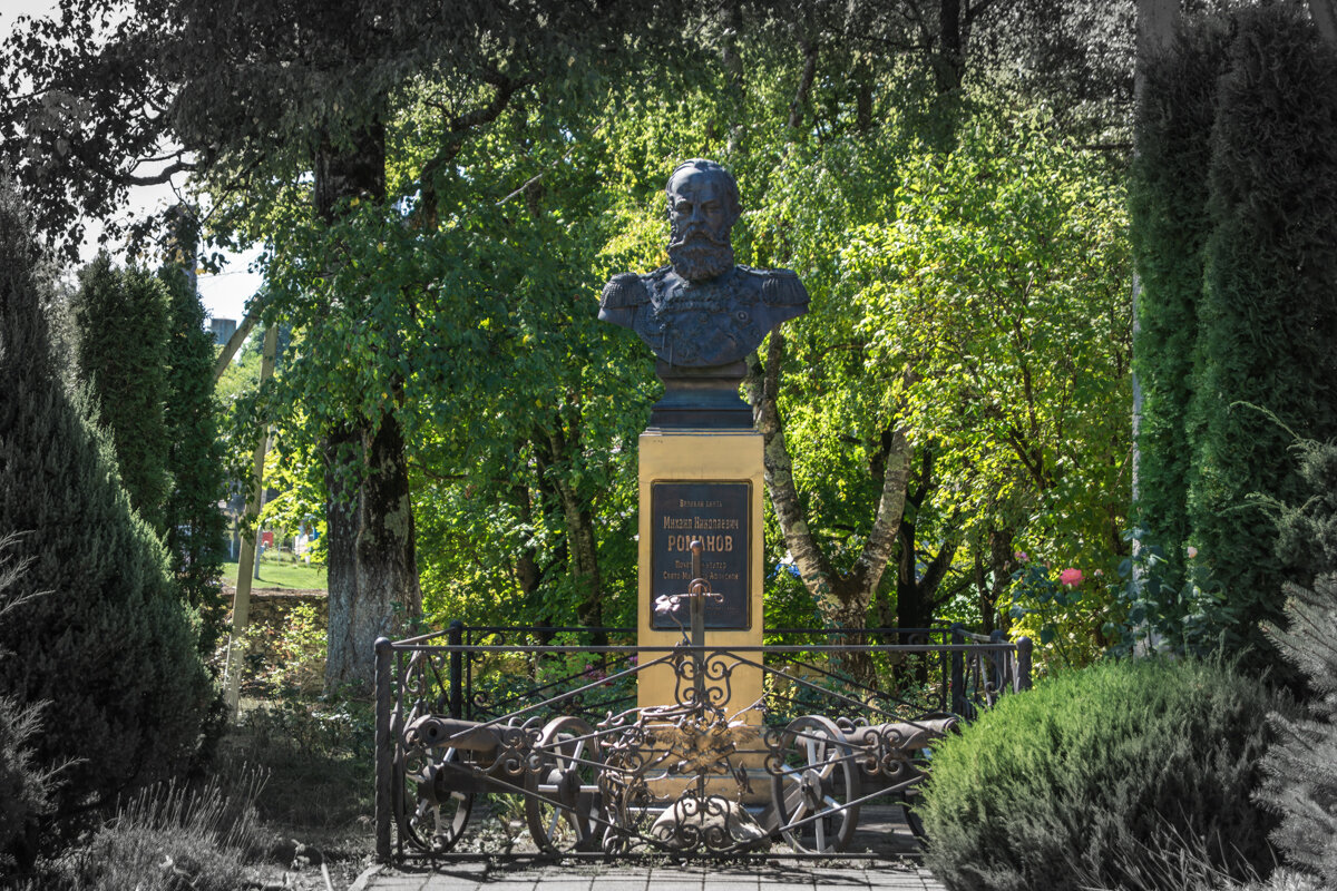 На территории Свято-Михайловского мужского монастыря - Игорь Сикорский На территории Свято-Михайловского мужского монастыря - Игорь Сикорский