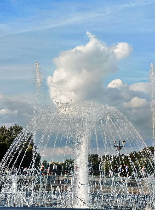 Купалось облако в фонтане. - Леонид Иванчук
