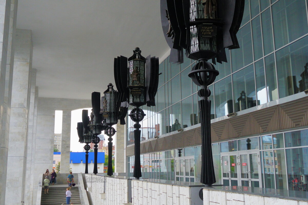 Вход в театр "Театр" - Сергей Беляев