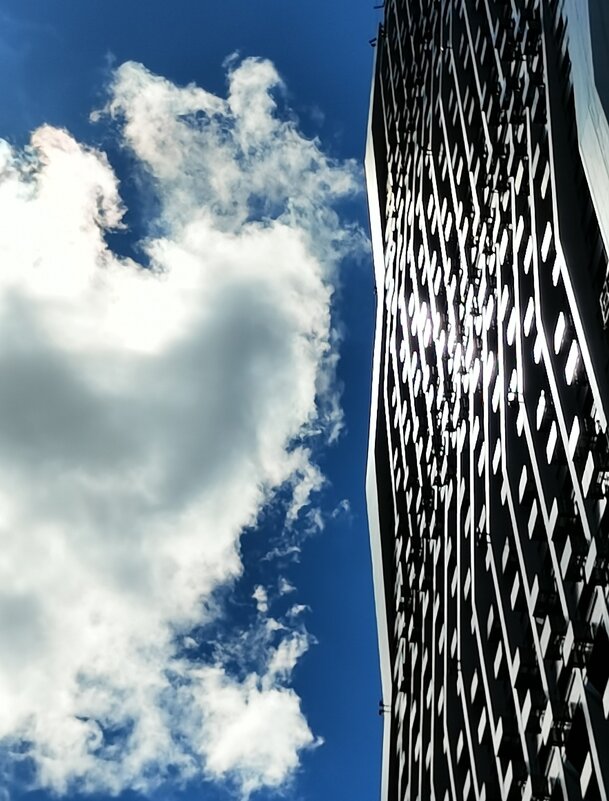 Облако - сердце и фасад здания - Любимова Ольга 