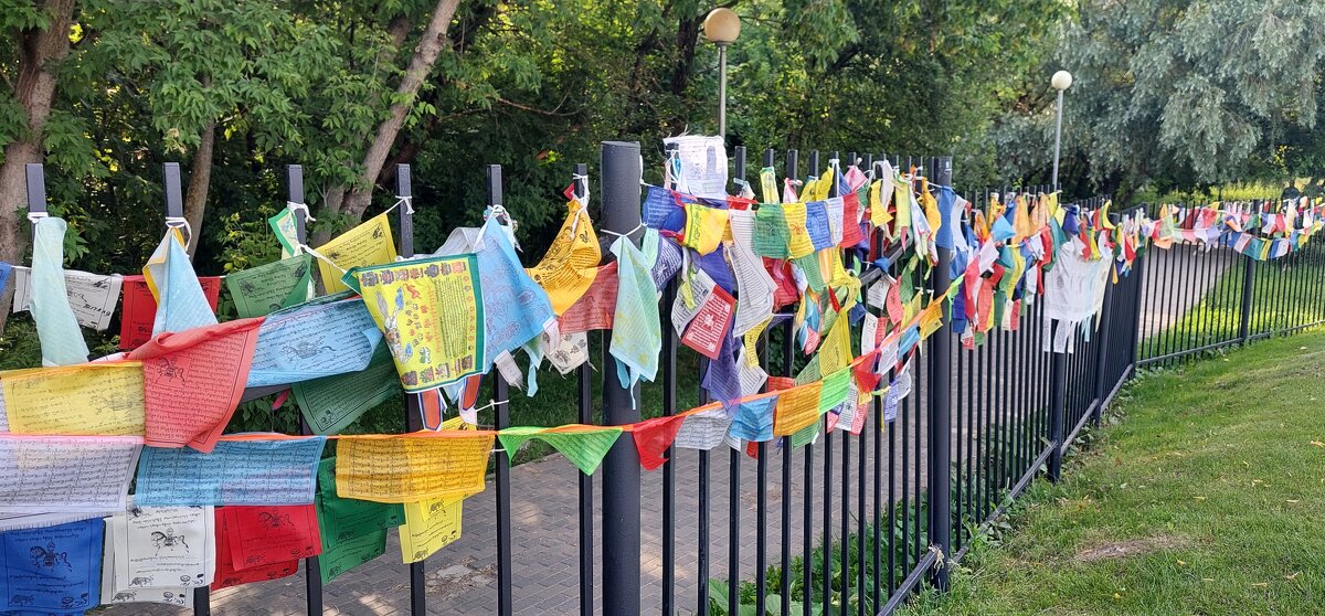 листовки в храмовом комплексе «Тубден Шедублинг» - ИРЭН@ .