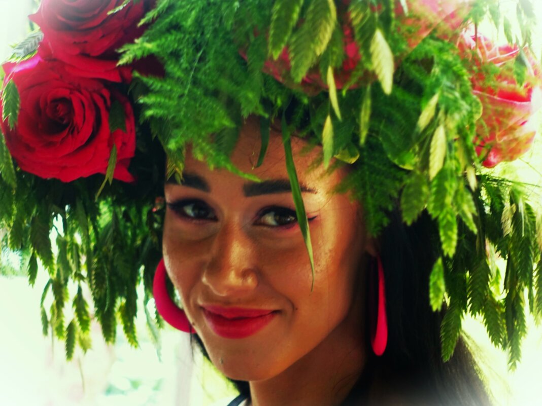 Улыбка  девушки в чёрном платье  с хмелем и розами - Aida10 