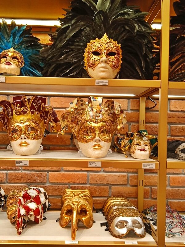 МАГАЗИН МАСОК - Анатолий Малобродский МАГАЗИН МАСОК - Анатолий Малобродский