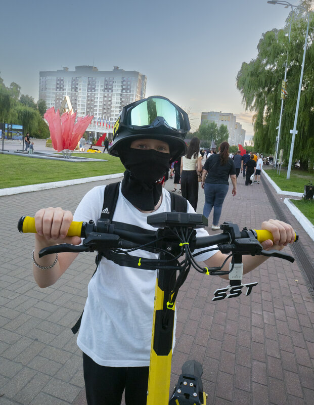 Денис:- Это чудо может развивать скорость до 60 км/ч, но я боюсь! - Евгений 