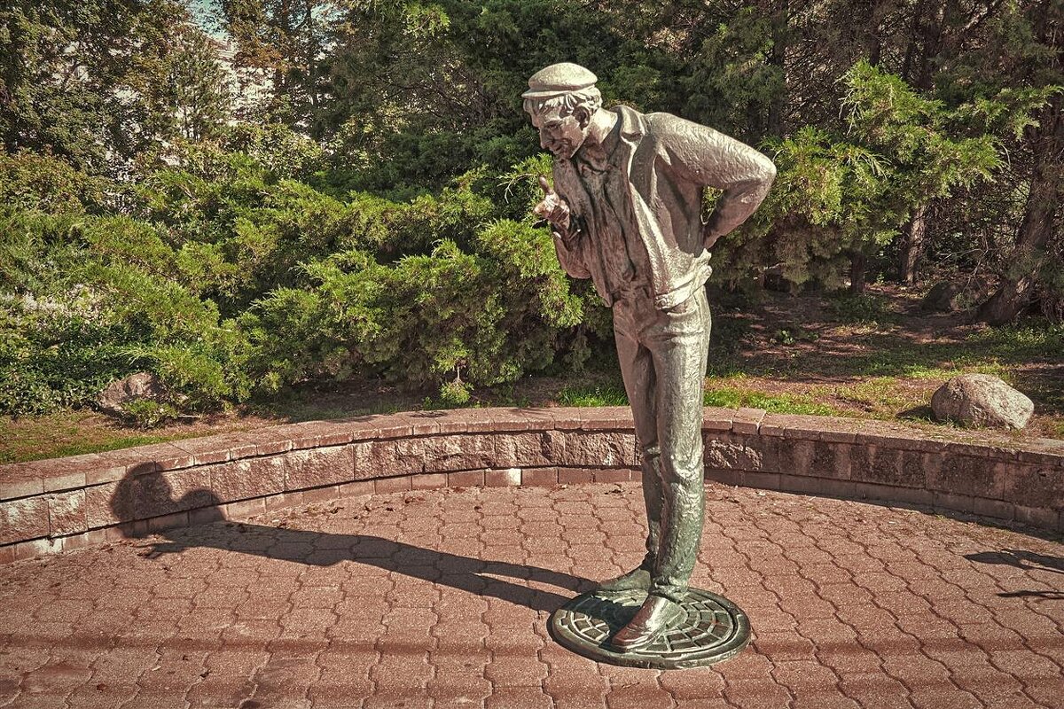 Жанровая скульптура «Прикуривающий» - Глeб ПЛATOB