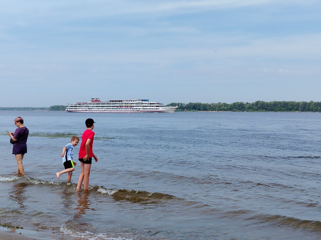А по Волге вверх теплоход. - Надежда 