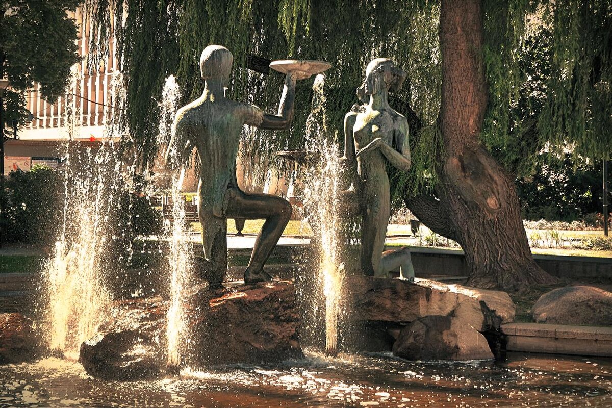 Скульптурная композиция «Дарующие любовь» (фонтан «Юность») - Глeб ПЛATOB Скульптурная композиция «Дарующие любовь» (фонтан «Юность») - Глeб ПЛATOB