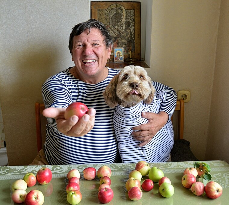 Сегодня Яблочный спас и сегодня же День тельняшки и всемирный день фотографии! Всех с праздниками )) - Владимир Хиль