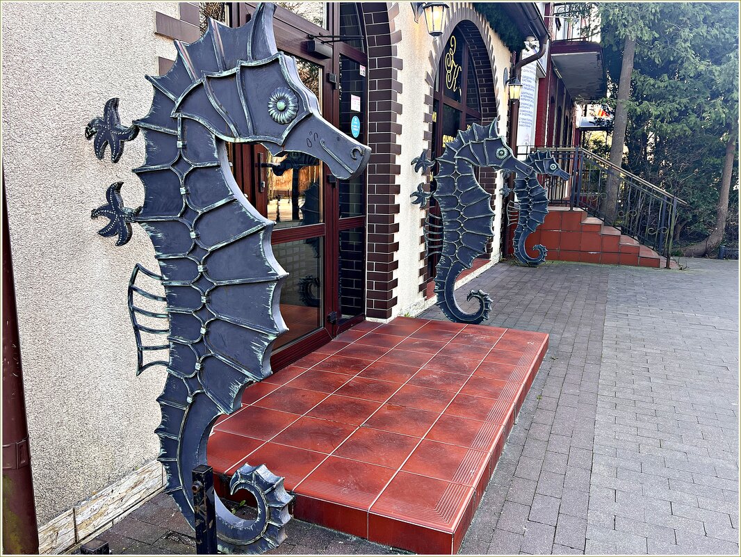 У магазина Янтаря. - Валерия Комова У магазина Янтаря. - Валерия Комова