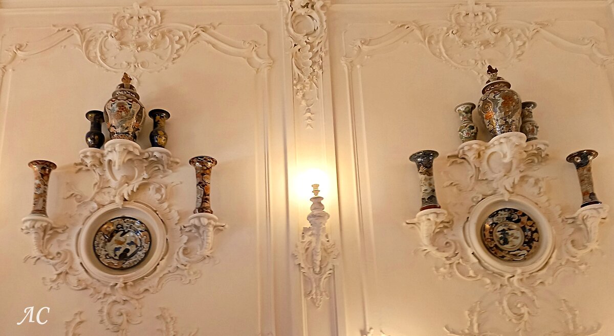 На парадной лестнице.  Екатерининский дворец - Любовь Сахарова