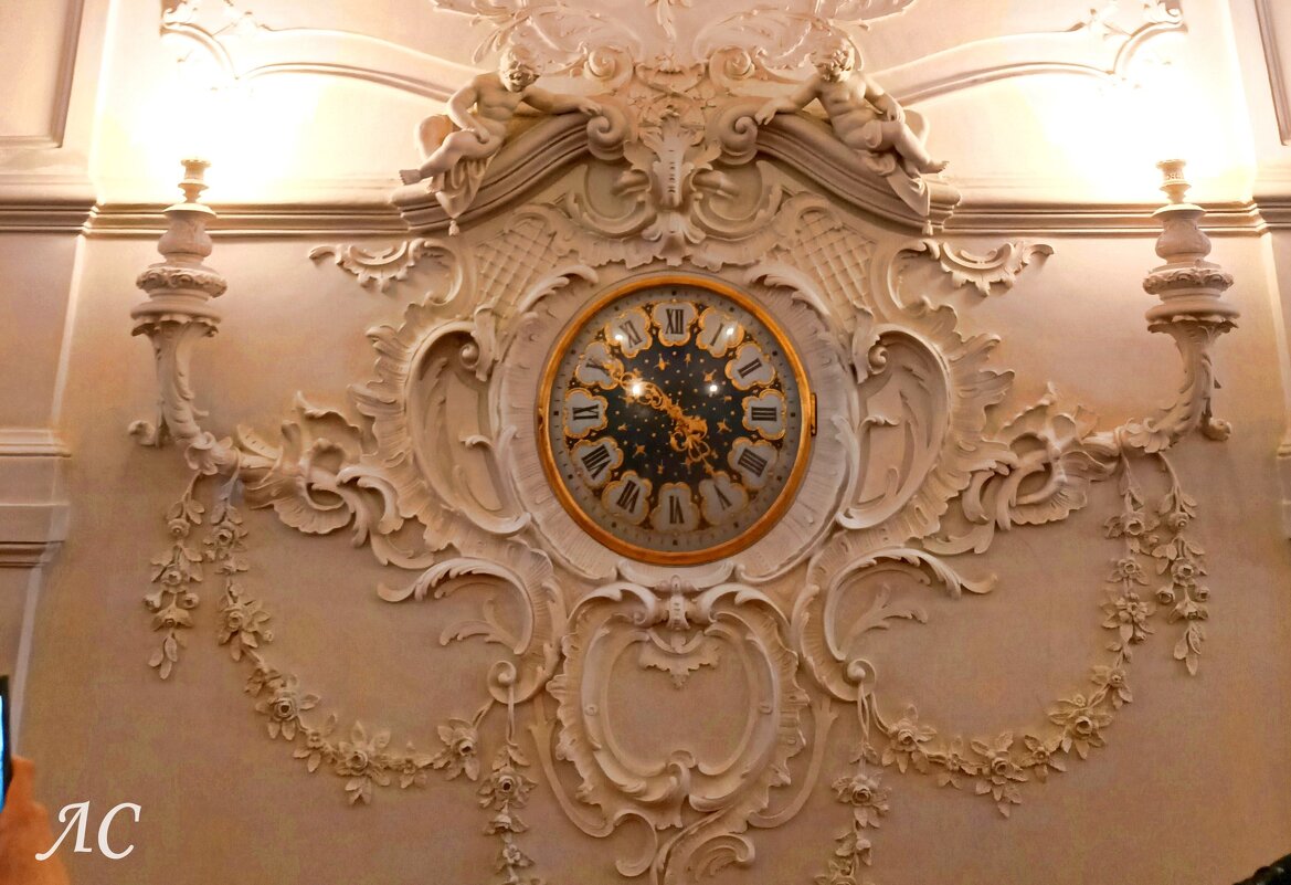 Большие часы на парадной лестнице. - Любовь Сахарова