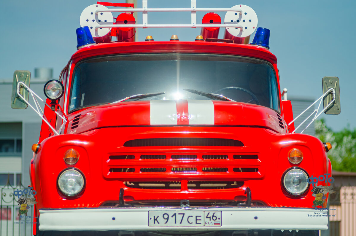 памятник пожарному ретро-автомобилю ЗИЛ-130. город Курск - Руслан Васьков