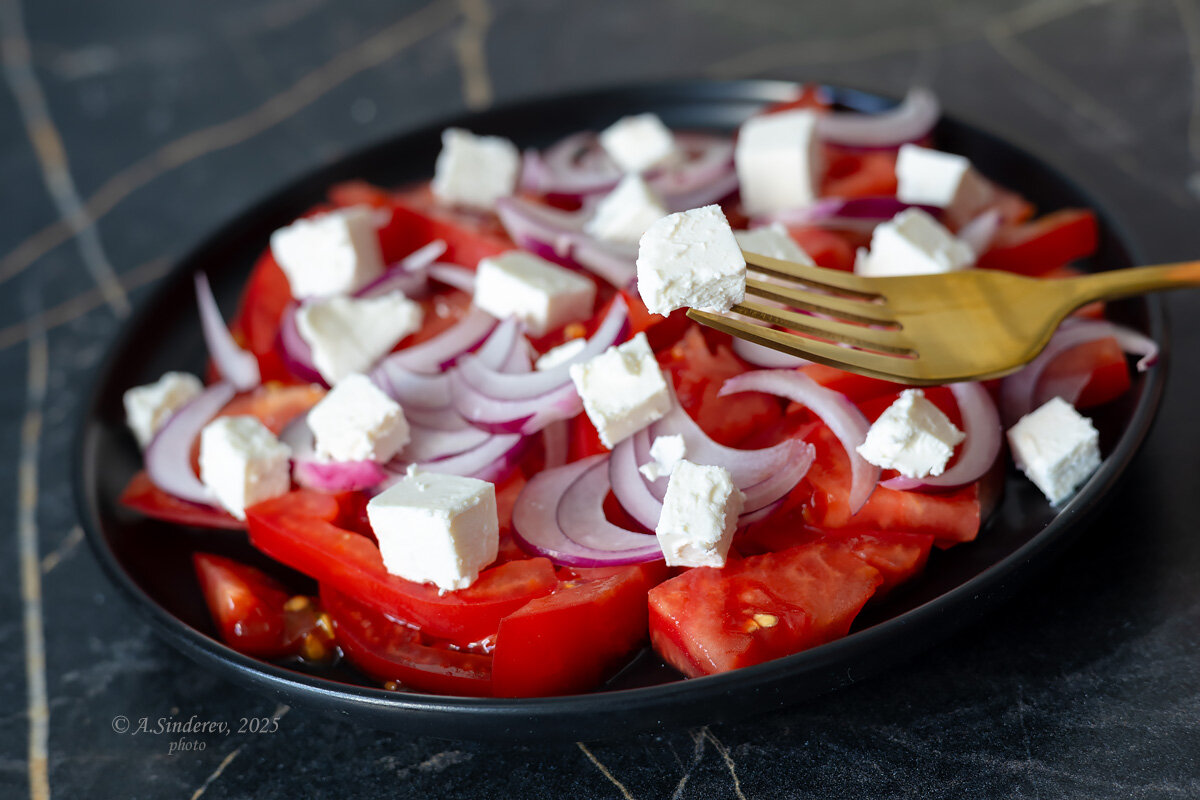 Салат из помидоры с сыром фетакса - Александр Синдерёв