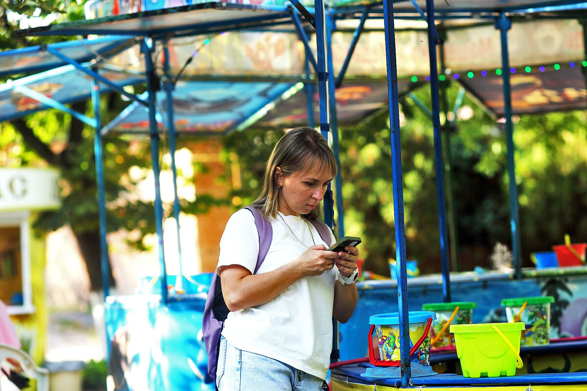 Гуляет в телефоне - Юрий Гайворонскiий