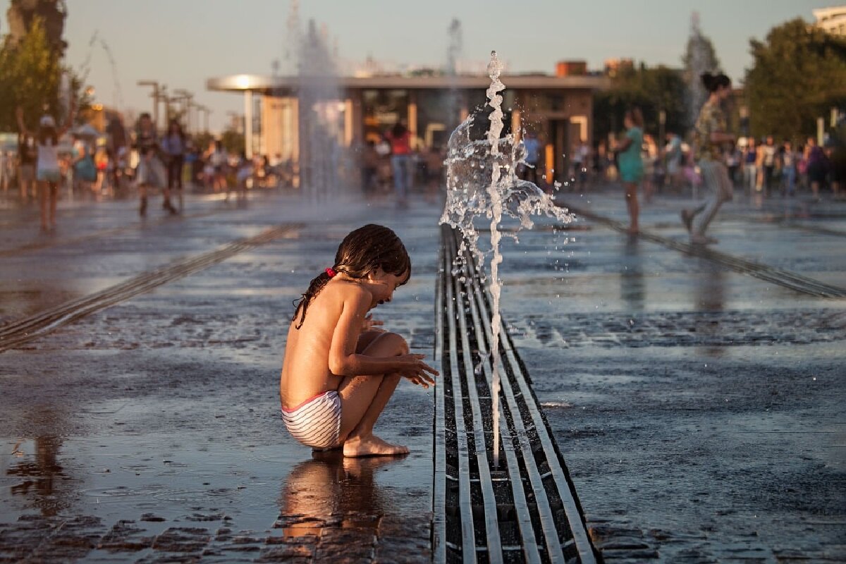 У фонтана - Олег Иванов